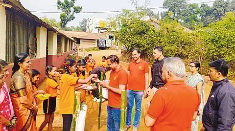 महाबळेश्वर तालुक्यातील कुंभरोशीतील जिल्हा परिषद शाळेत रोटरी क्लब हडपसरच्या सहकार्याने शैक्षणिक सुविधांचे वाटप