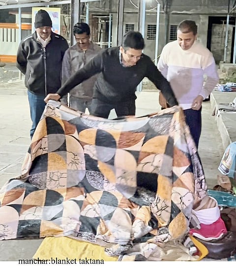 संस्कार फाउंडेशनतर्फे
निराधारांना ब्लॅंकेट