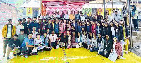 मायंबावाडीत १०१ विद्यार्थ्यांकडून  
जनजाती जीवनाचा आढावा