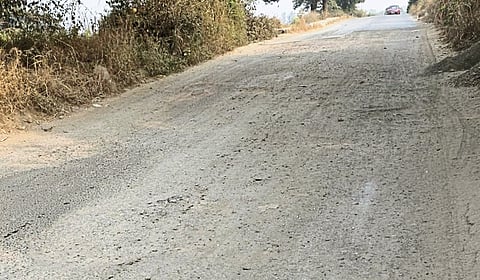 लवळे रस्त्यावरील खड्डे धोकादायक