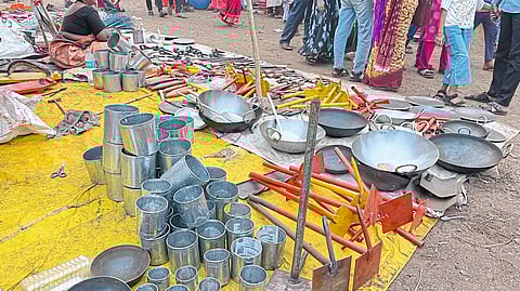 म्हसा यात्रेत पारंपरिक गृहोपयोगी वस्तूंना मागणी;