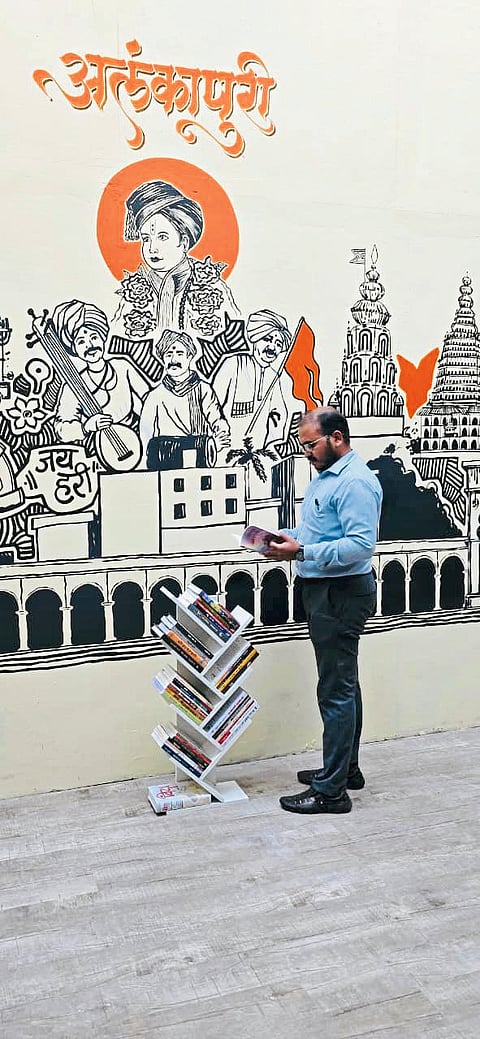 आळंदी नगरपरिषदेत ‘बुकेटेरिया ॲट वेटिंग एरिया’