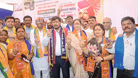 आठवले यांचा शीघ्र कवितांमधून प्रचार

दापोडी : प्रभाग क्रमांक ३० मधील भाजप उमेदवार संजय ऊर्फ नाना काटे, चंद्रकांता सोनकांबळे, उषा मुंढे, प्रतिभा जवळकर यांच्या प्रचारार्थ केंद्रीय मंत्री रामदास आठवले यांनी कोपरा सभेत संवाद साधला.