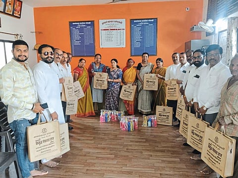 ‘सॅनिटरी पॅड मशीन’ व स्वच्छता ‘कीट’चे वाटप