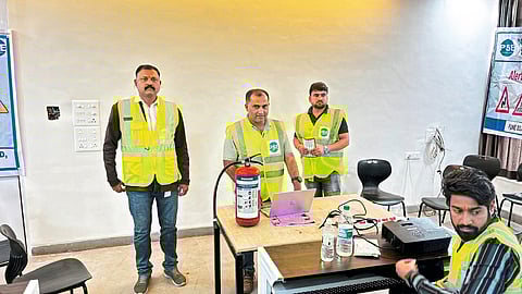 एस. बी. पाटील शाळेत रस्ता सुरक्षा जनजागृती कार्यक्रम