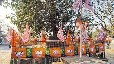 शहीदांच्या स्मारकांवर पक्षीय झेंड्यांचा कब्जा?