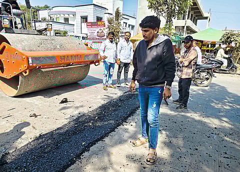 मांडवगण फराटा येथे 
अखेर गतिरोधक बसवले