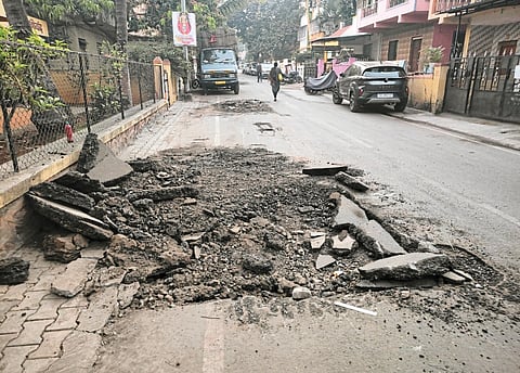 इंदिरानगरात उखडलेल्या रस्त्यामुळे अपघाताचा धोका