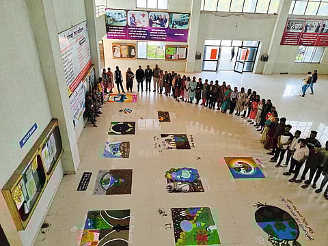 देसाई महाविद्यालयात रांगोळी स्पर्धा