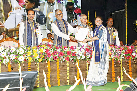 लाखेवाडीच्या सरपंच डॉ. ढोले यांना पीएच.डी.