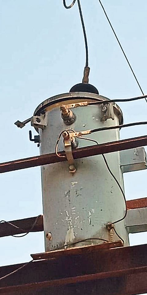 चोरट्यांनी रोहित्र फोडल्याने
येळवली येथे वीजपुरवठा खंडीत