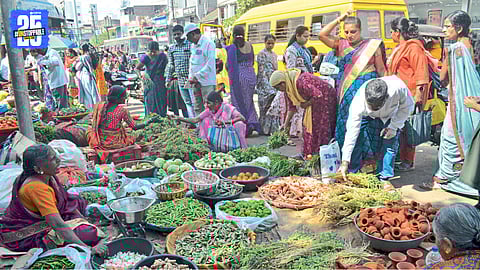 Women shoppers crowd Ichalkaranji markets to buy vegetables and essentials