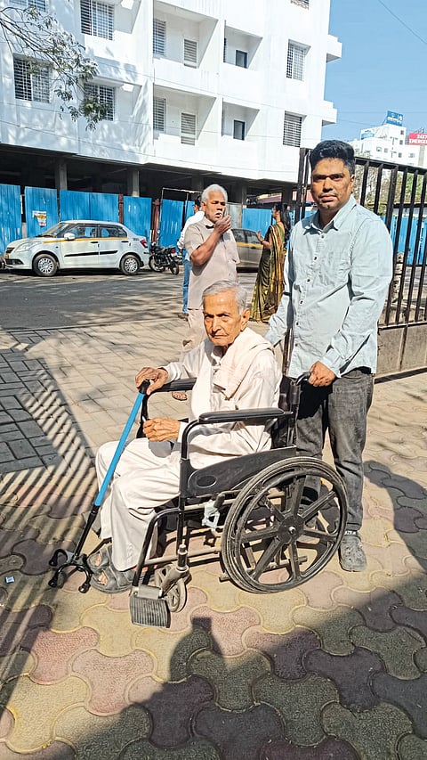 ज्येष्ठ नागरिकांनी बजावला मतदानाचा हक्क