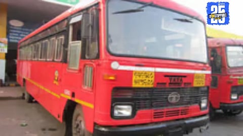 Students boarding the alternate bus arranged by Mahabaleshwar ST depot after prompt assistance.
