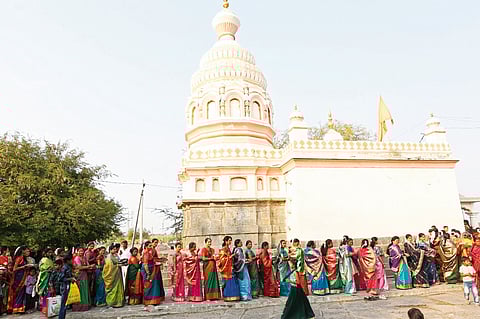 सोनेश्‍वर मंदिरात महिलांची दर्शनासाठी गर्दी