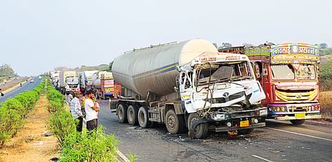 पळसदेवला अपघातामुळे
तीन तास वाहतूक कोंडी