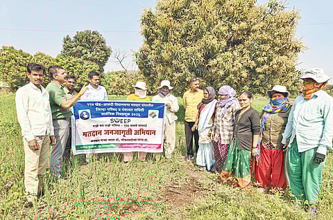 थेट शेताच्या बांधावर
मतदानासाठी जनजागृती