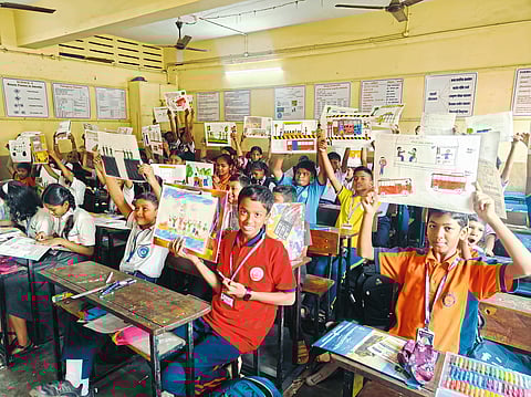 रंगात रंगुनी रंग माझा वेगळा!