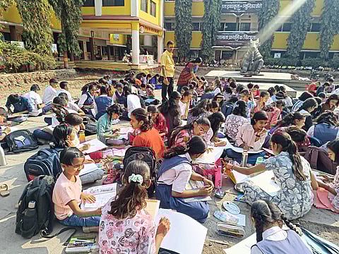 जेजुरीत रंग रेषेच्या दुनियेत रमले विद्यार्थी