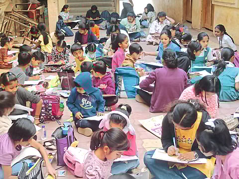 कुर्डुवाडीत बालचित्रकारांनी केली रंगांची उधळण