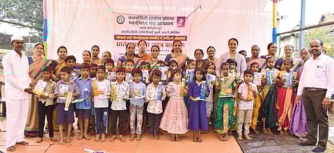 फळोदे येथील शाळेत
शैक्षणिक साहित्याचे वाटप