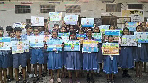 शाळा परिसर रंगीबेरंगी कलाकृतींनी फुलला
