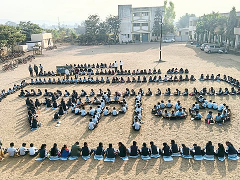 बेल्ह्यातील चिमुकले रंगरेषांच्या दुनियेत