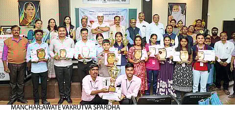 राज्यस्तरीय वक्तृत्व स्पर्धेत
वीरा चांदवडकर प्रथम