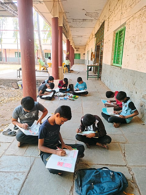 वैराग येथे सकाळ चित्रकला स्पर्धेत सहभाग