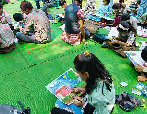 चाकणमध्ये विद्यार्थ्यांच्या चेहऱ्यावर आनंद