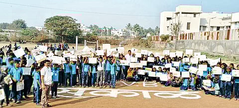 मुलांच्या विविध रंग छटातून कलाविष्कार