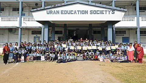 शेकडो विद्यार्थ्यांमुळे शाळा फुलली