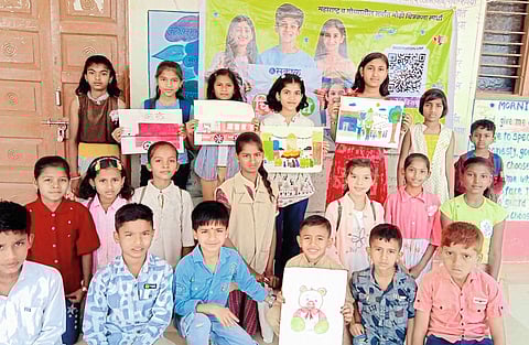 महूद येथे सकाळ चित्रकला स्पर्धेला विद्यार्थी व पालकांचा उत्स्फूर्त प्रतिसाद