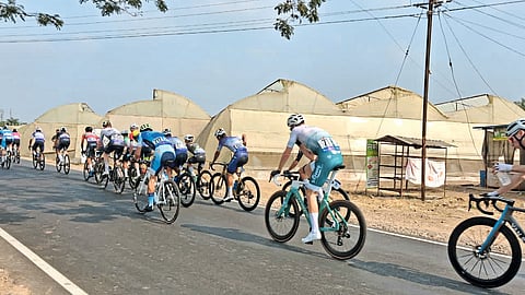 वातावरण क्रीडामय