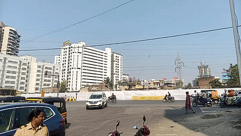 स्पर्धा मार्ग चकाचक;
समांतर रस्ते ‘जैसे-थे’