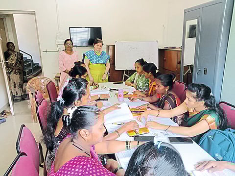 कचऱ्याच्या ढिगाऱ्यावरून वर्गखोलीपर्यंत संषर्घ