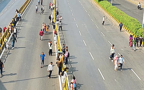 सहा लेन रस्ता, बॅरिकेड्स ओलांडण्याची कसरत