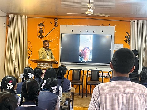 उंडाळे. उंडाळकर विद्यालयात लेखिका आभा भागवत यांनी आँनलाईन साधला विद्यार्थीशी संवाद