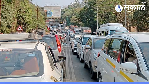 Mumbai-Pune Expressway traffic jam in bor ghat