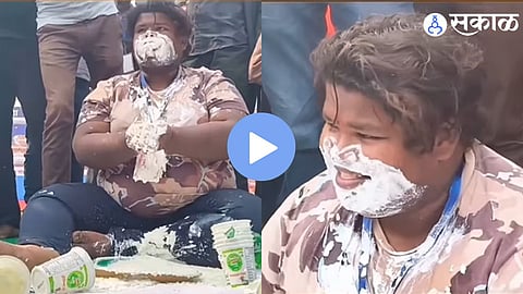 Viral Video : पठ्ठ्याचा अनोखा विक्रम ! ३ मिनिटांत खाल्ले ४ किलो दही, लोक बघतच राहिले, व्हिडिओ व्हायरल