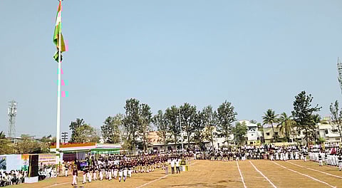 ​सासवडला संचलनाद्वारे मानवंदना