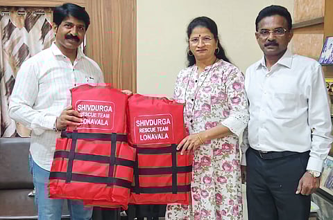 ‘शिवदुर्ग’ला २० लाइफ जॅकेट्सची भेट