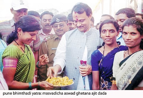 अवसरी खुर्दमधील महिलांना अश्रू अनावर