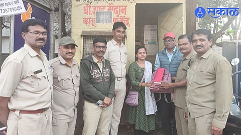 Kolhapur Driver and Conductor Return Bag with 10 Tola Gold