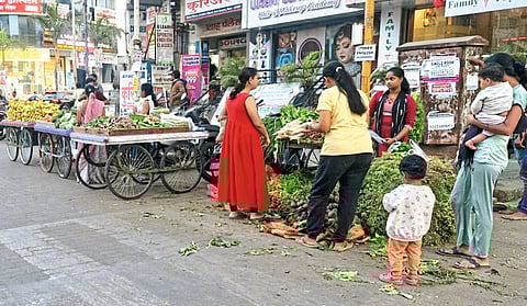 अतिक्रमणांनी रस्ते, पदपथही गिळले; नागरिक त्रस्त