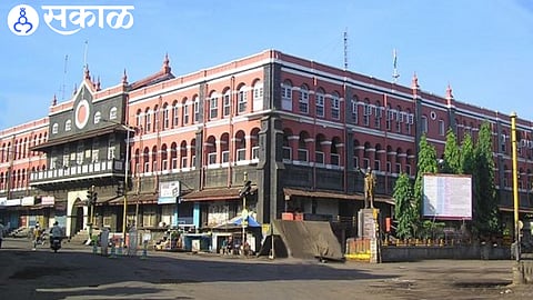 Political leaders finalizing Kolhapur mayor candidate amid intense party discussions.