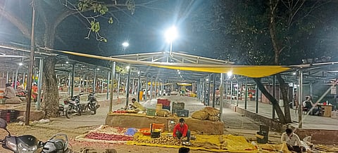 मंगळवेढ्यात 18 बाजार कट्ट्यावर केलेल्या दिवाबत्ती सोयीमुळे उशिरापर्यंत