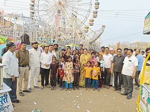 आपुलकी प्रतिष्ठानने घडवली झोपडपट्टीतील गरीब मुलांना यात्रेची सफर