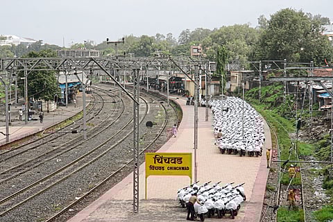 उद्योगनगरीतील प्रवाशांची रेल्वेसाठी फरफट