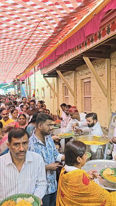 भारत पौर्णिमेनिमित्त हजारो भाविकांनी घेतले दर्शन...